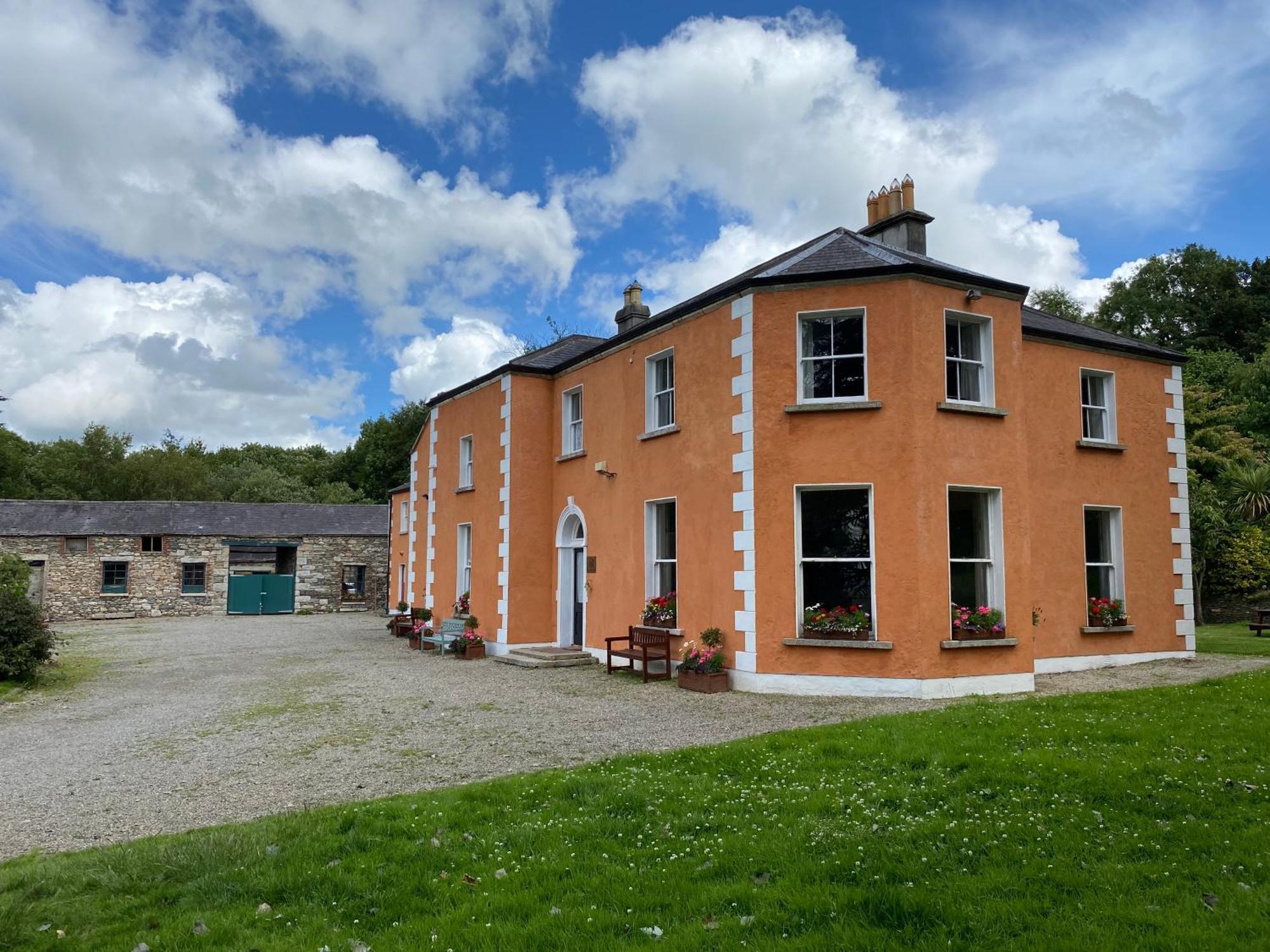 Clone Country House Aughrim Bagian luar foto The former railway station at Killimor