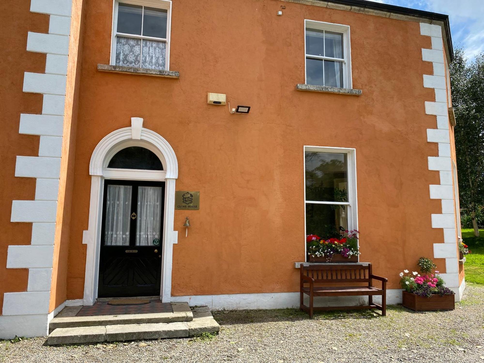Clone Country House Aughrim Bagian luar foto The front door of the old schoolhouse