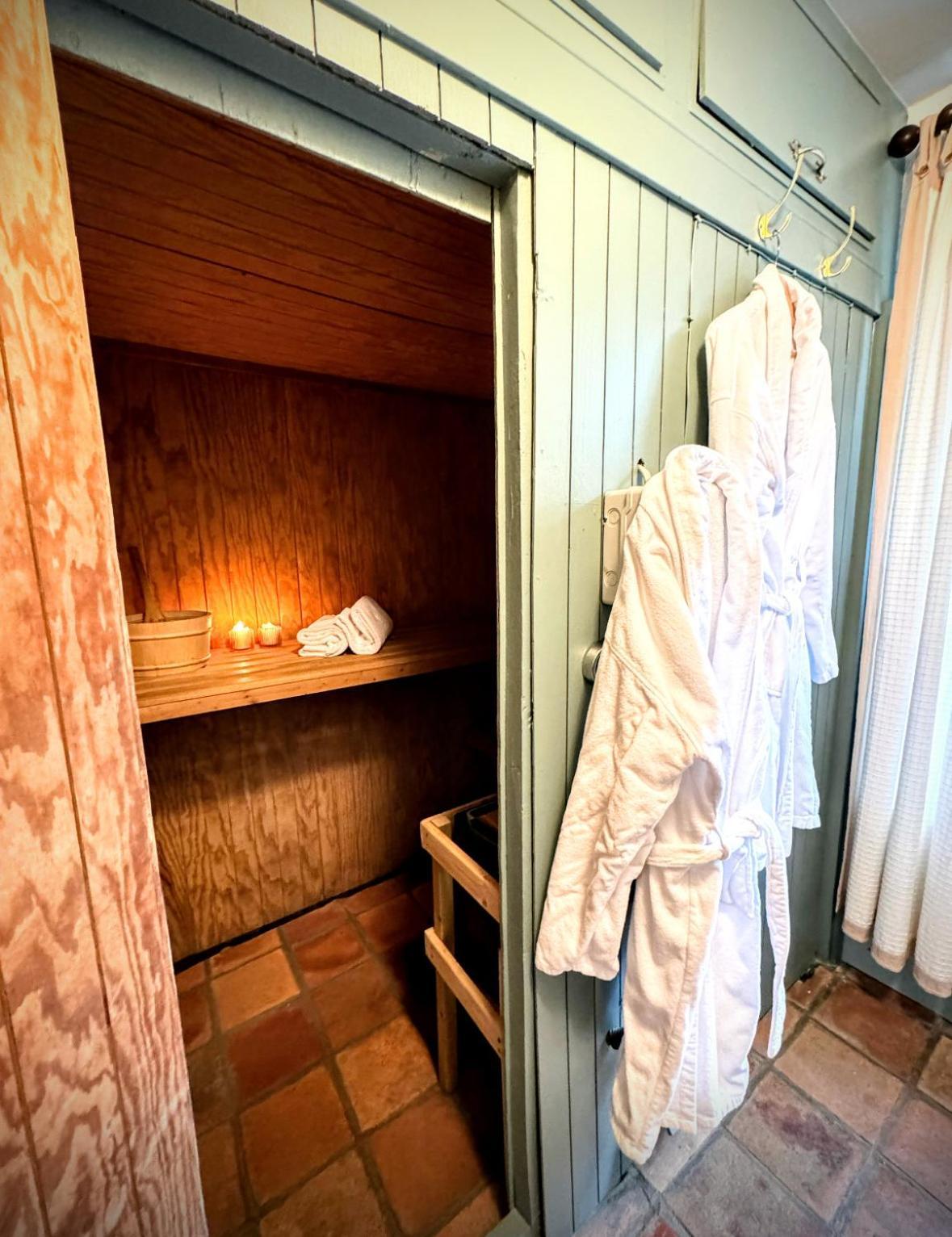 Clone Country House Aughrim Bagian luar foto A bathrobe hanging in a closet