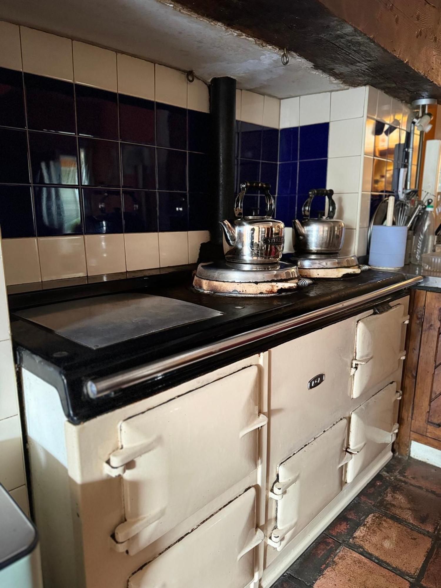 Clone Country House Aughrim Bagian luar foto A typical AGA cooker