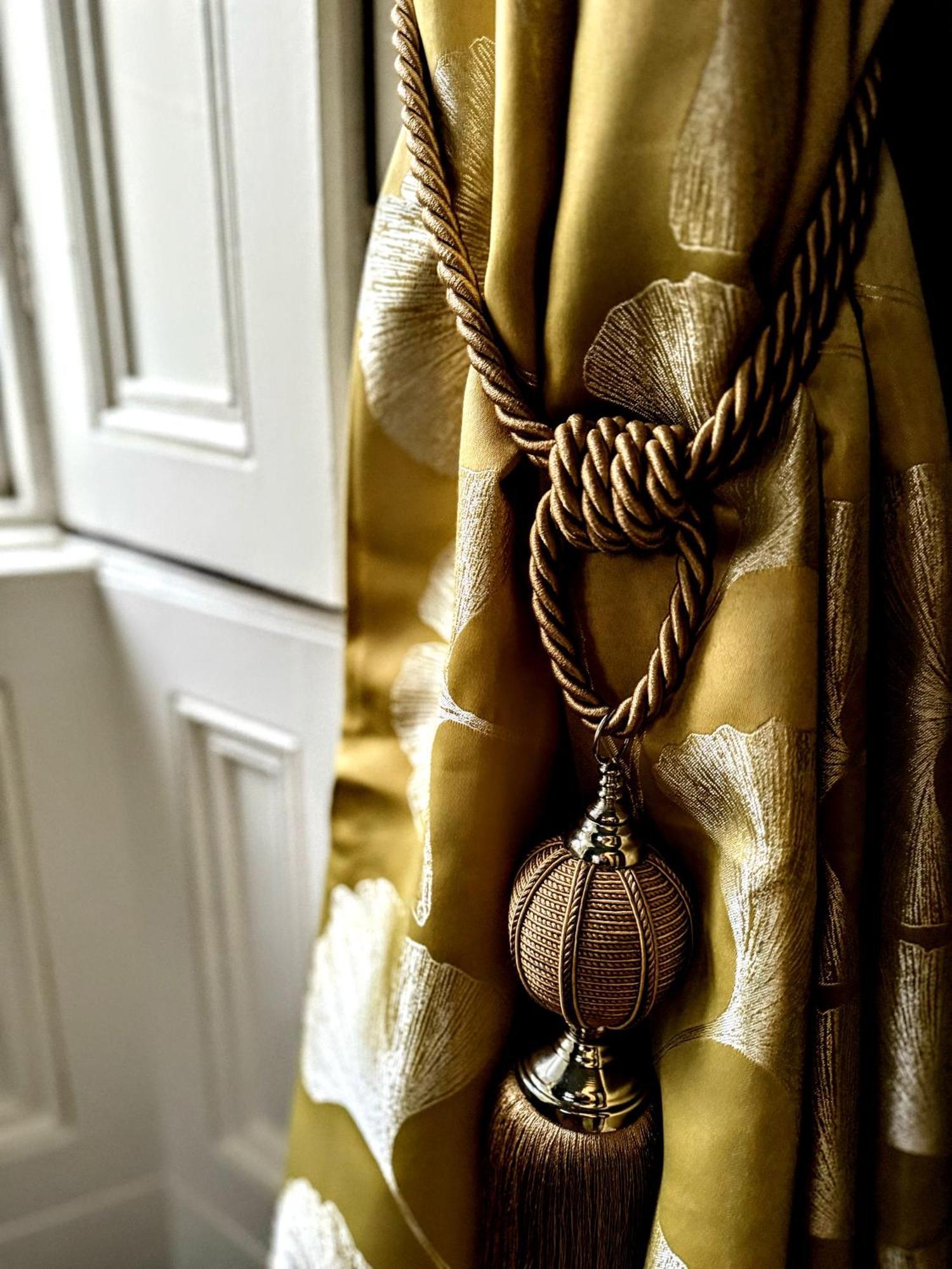 Clone Country House Aughrim Bagian luar foto A curtain tieback
