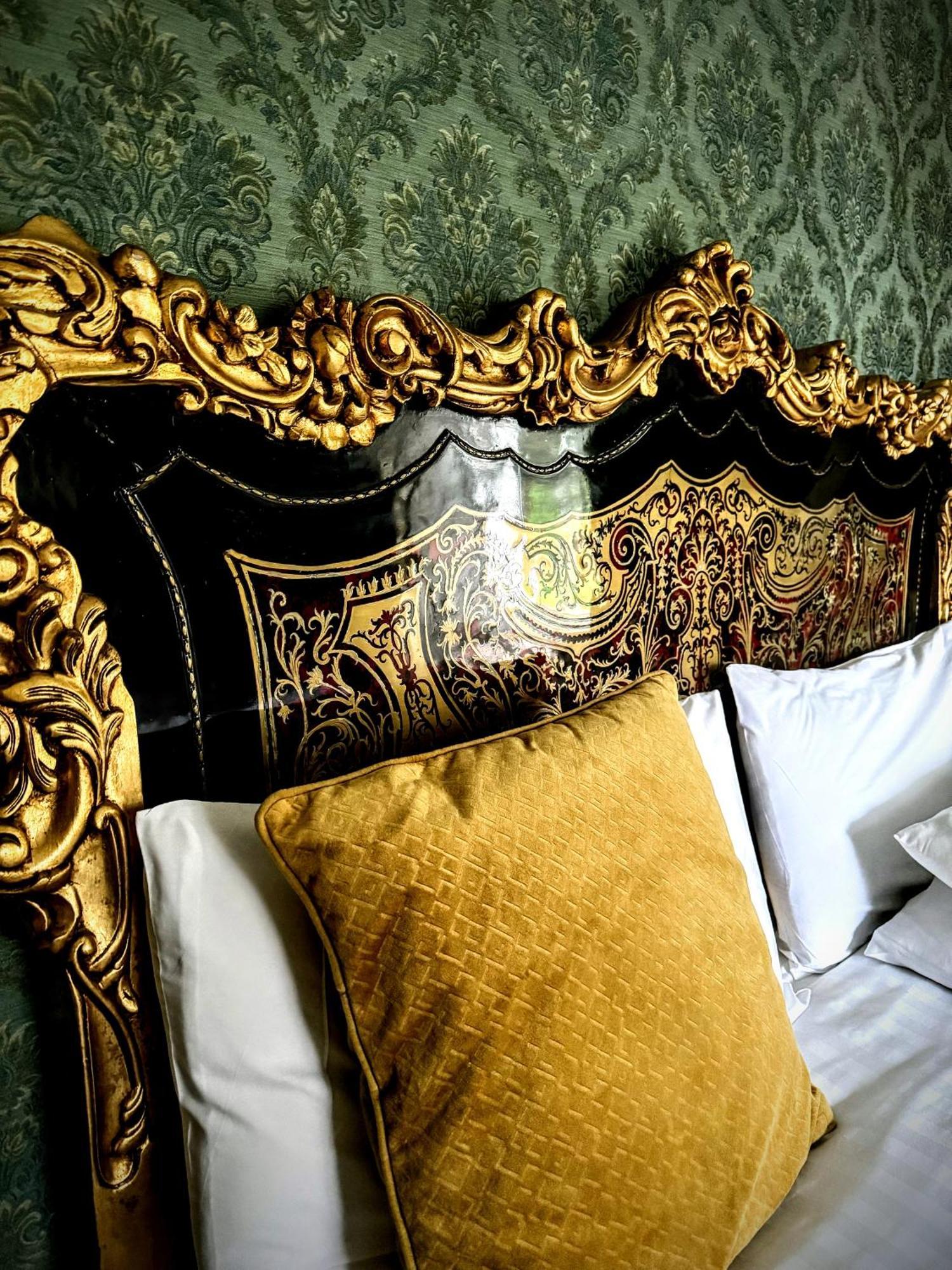 Clone Country House Aughrim Bagian luar foto A gold velvet cushion