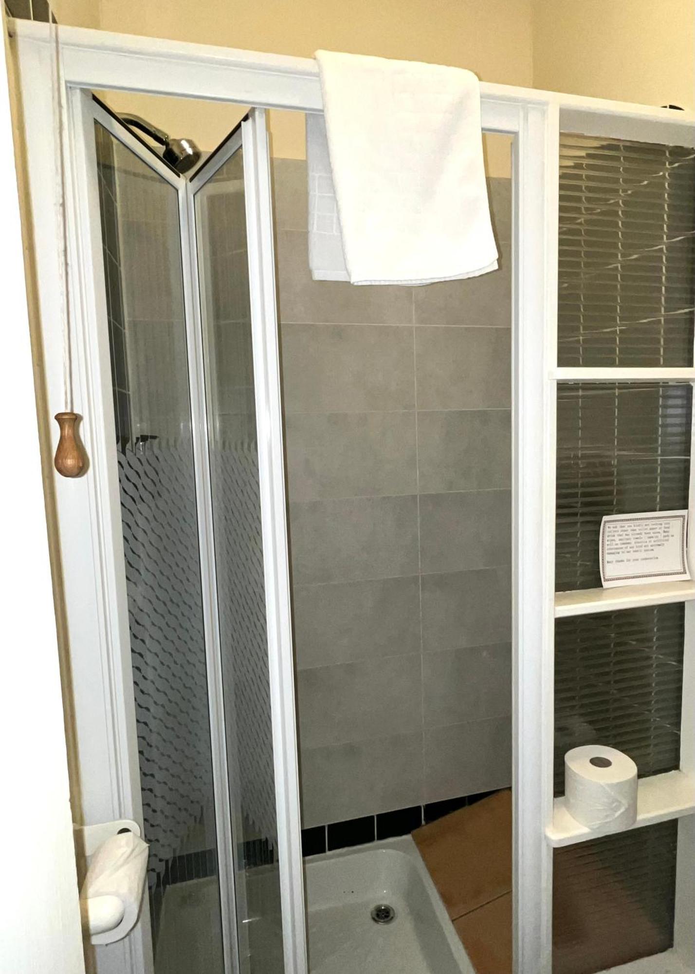 Clone Country House Aughrim Bagian luar foto A shower door