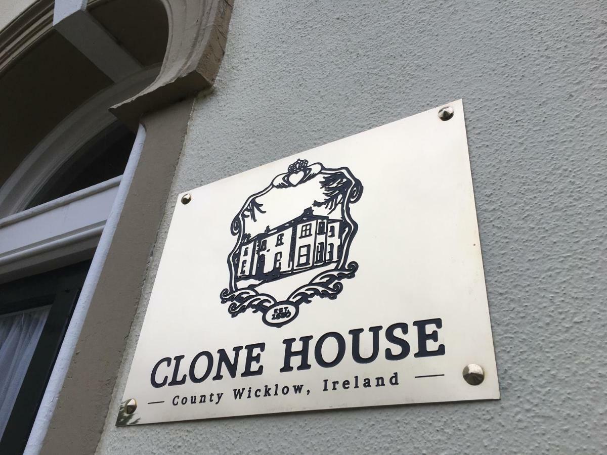 Clone Country House Aughrim Bagian luar foto The plaque on the front of the house